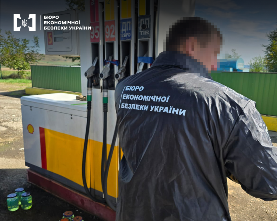 На Буковині БЕБ вилучило з незаконного обігу понад 100 тонн неякісного пального На Буковині вилучило з незаконного обігу понад 100 тонн неякісного пального.
Фото ілюстративне