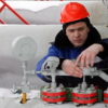 Співробітник концерну «Газпром» на газовимірювальній станції «Суджа» у Курській області. Попри санкції ЄС, російська нафта та газ продовжують надходити до Євросоюзу. Фото: Maxim Shipenkov/epa/dpa/picture-alliance