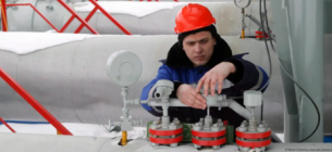 Співробітник концерну «Газпром» на газовимірювальній станції «Суджа» у Курській області. Попри санкції ЄС, російська нафта та газ продовжують надходити до Євросоюзу. Фото: Maxim Shipenkov/epa/dpa/picture-alliance