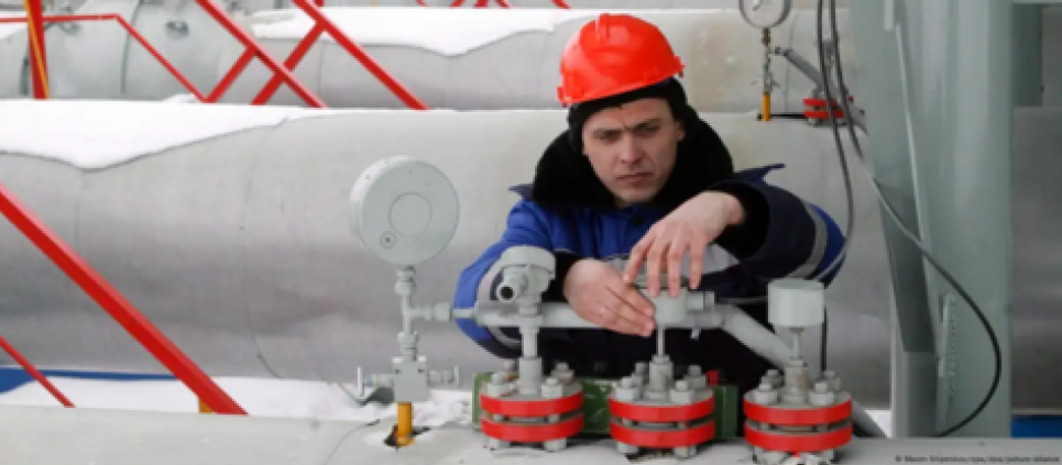 Закупівлі палива знову почали зростати з кінця 2023 року: чому Європі важко відмовитися від енергоресурсів із РФ Співробітник концерну «Газпром» на газовимірювальній станції «Суджа» у Курській області. Попри санкції ЄС, російська нафта та газ продовжують надходити до Євросоюзу. Фото: Maxim Shipenkov/epa/dpa/picture-alliance