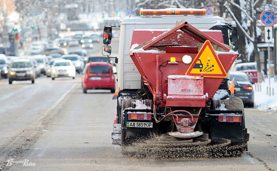 Столичні комунальники обробляють дороги хлоридами проти ожеледі ФОТО: Комунальники обробляють дороги / vechirniy.kyiv.ua