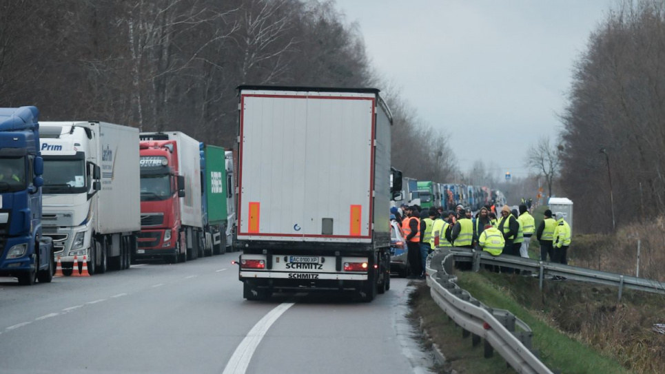 Польські фермери на кордоні з Україною відновили блокаду ФОТО: Мітингувальники у Польщі знову заблокували кордон з Україною / РБК-Україна