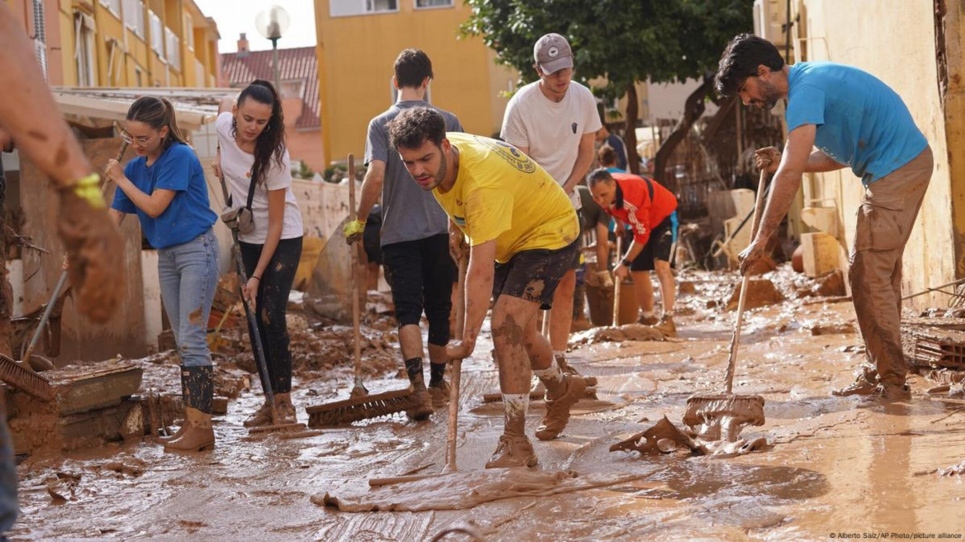 Після смертоносних повеней Іспанія запроваджує оплачувану кліматичну відпустку Люди з менш постраждалих або не зачеплених стихійним лихом регіонів Іспанії охоче допомагали тим, кому пощастило менше. Фото: Alberto Salz/AP photo/picture alliance