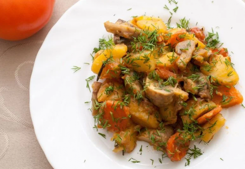 Пісне рагу з картоплі та грибів у горщиках — проста і смачна страва на святковий стіл Фото: «Їсти»