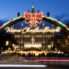 Ілюмінація прикрашає різдвяний ярмарок Wiener Christkindlmarkt перед міською ратушею у Відні, Австрія, 22 листопада 2024 року. Фото: Reuters