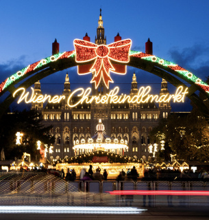 Ілюмінація прикрашає різдвяний ярмарок Wiener Christkindlmarkt перед міською ратушею у Відні, Австрія, 22 листопада 2024 року. Фото: Reuters