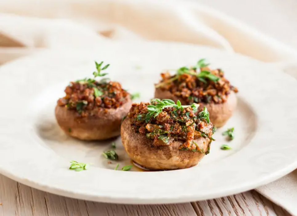 Печериці, фаршировані рисом, у духовці — чудовий варіант для пісного меню нашвидкуруч Фото: Максим Нікітін