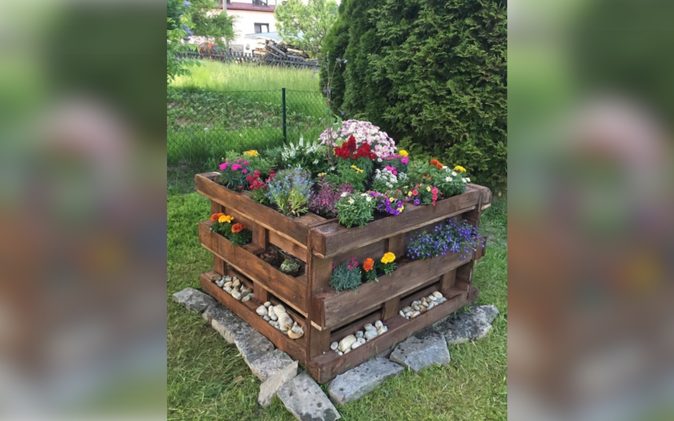 Висока клумба для квітів із піддонів власноруч: поради й ідеї Фото з відкритих джерел
