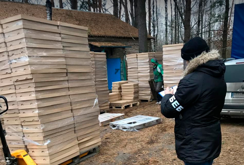 На Київщині у лісі виявили підпільні цехи з виробництва сигарет ФОТО: підпільні цехи з виробництва сигарет / Бюро економічної безпеки
