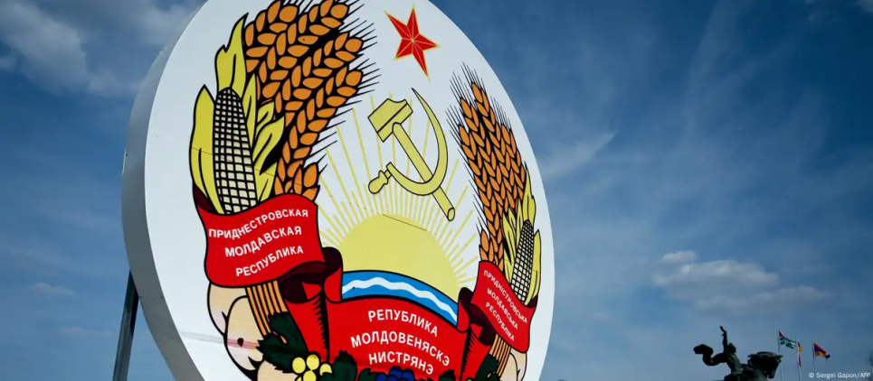 Зупинили роботу майже всієї промисловості: Придністров'я потерпає без російського газу Герб «ПМР» на вулиці Тирасполя. Фото: Sergei Gapon/AFP