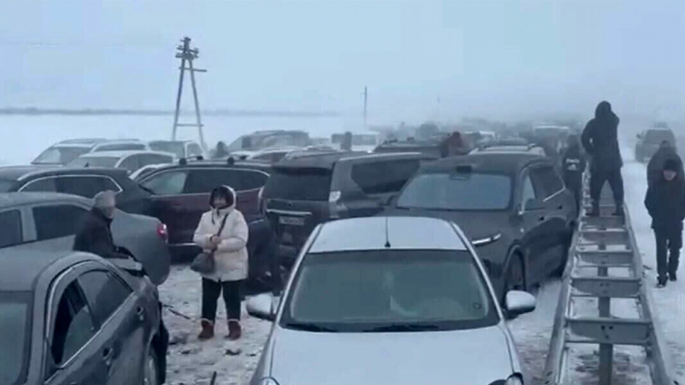 Масштабна автотроща через негоду сталася у Казахстані ФОТО: масштабне ДТП у Казахстані внаслідок хуртовини / total.kz