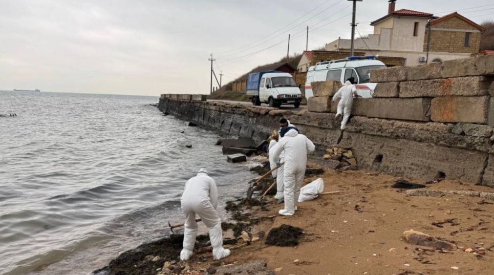 ФОТО: на побережжі Чорного моря у Криму збирають мазут, який принесла вода