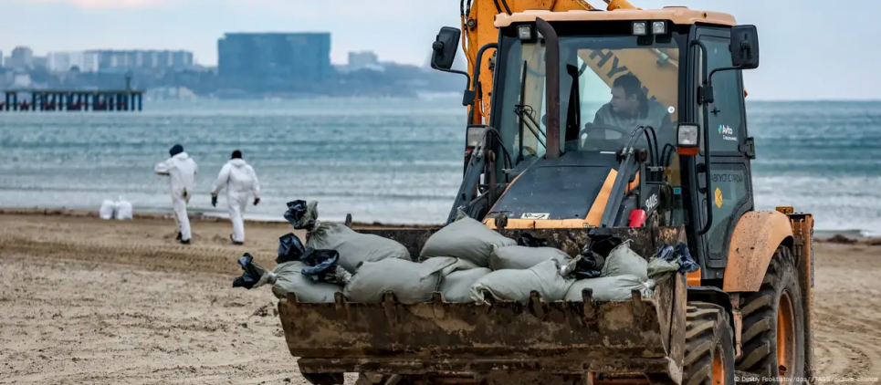 Катастрофа танкерів біля берега Криму: мазут дійшов до Севастополя Збір мазуту на околицях Анапи, 26 грудня 2024 року. Фото: Dmitry Feoktistov/dpa//TASS/picture alliance