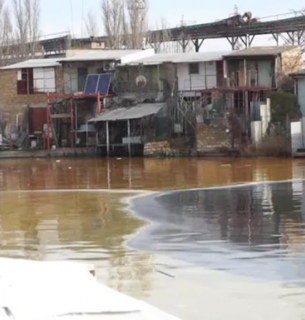 ФОТО: забруднення олією води у ріці Південний Буг / ДСНС