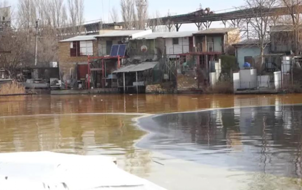 ФОТО: забруднення олією води у ріці Південний Буг / ДСНС