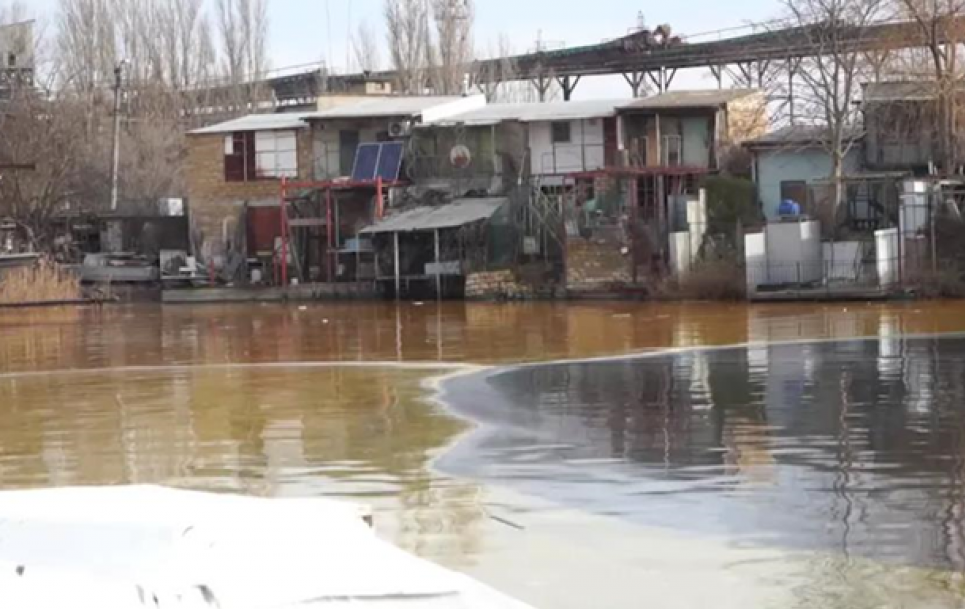 Понад 100 т рослинної олії вже відкачали з ріки Південний Буг ФОТО: забруднення олією води у ріці Південний Буг / ДСНС