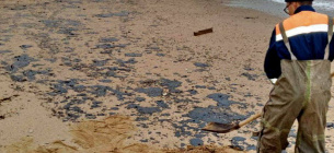 Російський мазут вже на пляжах Севастополя Російський мазут вже на пляжах Севастополя