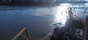 Російський дрон спричинив масштабний витік соняшникової олії на Миколаївщині Екологічна катастрофа на Миколаївщині: російський дрон пошкодив резервуар з 1800 тоннами соняшникової олії. Фото: Міндовкілля