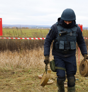 ФОТО: розмінування забруднених вибухівкою земель / ДСНС