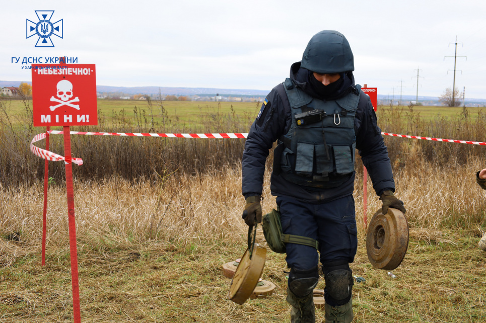 ФОТО: розмінування забруднених вибухівкою земель / ДСНС