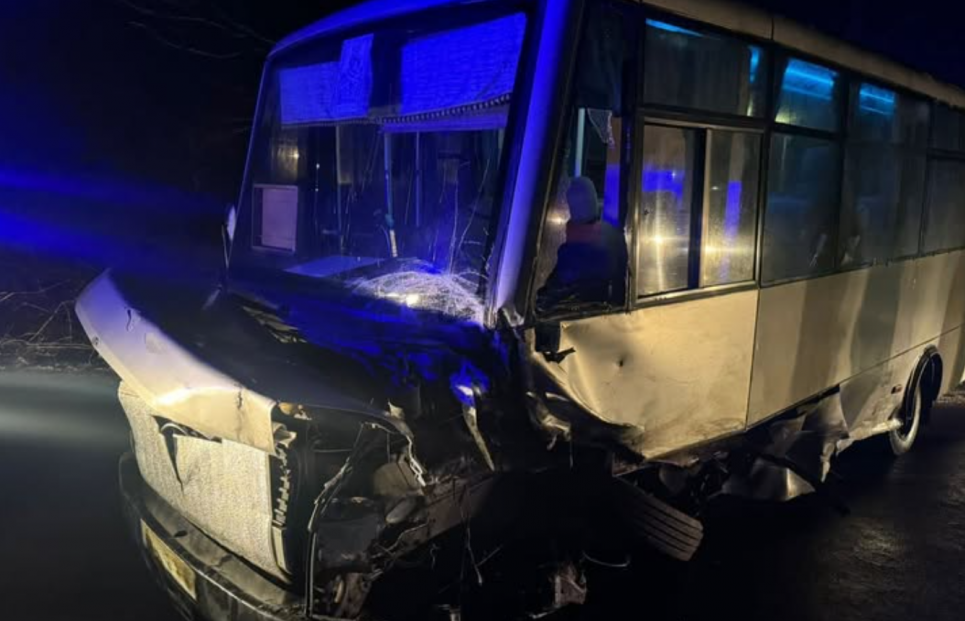 На Львівщині рейсовий автобус потрапив в ДТП: 7 людей постраждали ФОТО: Поліція Львівської області