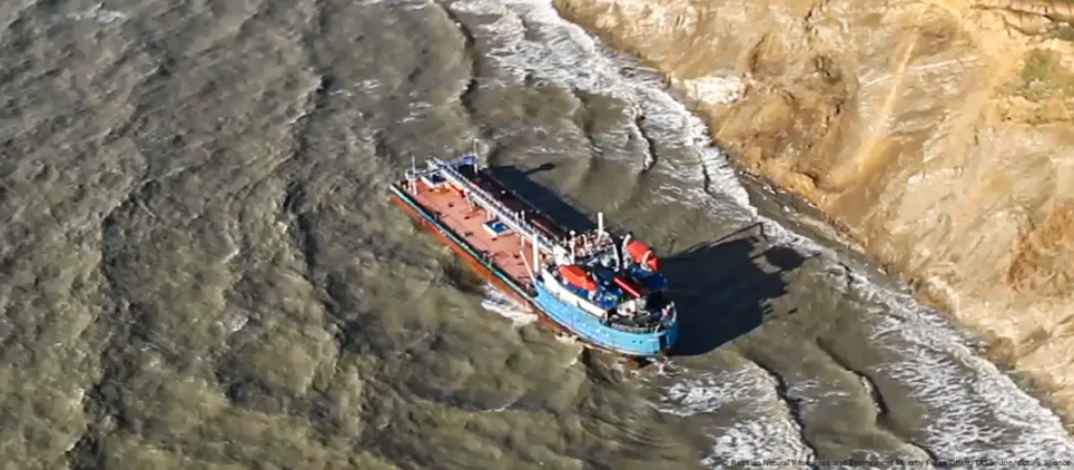 Плями мазуту вже на Запоріжжі, близько 5 000 т мазуту залишається на дні моря у вигляді «желеподібної маси» (ВІДЕО) Танкер «Волгонафта 239» на мілині після аварії. Фото: Russian Natural Resources and Environment