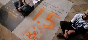 Экоактивистки из движения Just Stop Oil осквернили могилу Чарльза Дарвина в Вестминстерском аббатстве (ВИДЕО) Климатические активистки по движению Just Stop Oil разрисовали могилу Чарльза Дарвина в Вестминстерском аббатстве в Лондоне, Великобритания, 13 января 2025 г. Фото: REUTERS