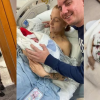 За два тижні до пологів Кейлі все ще носила свій звичайний одяг 4-6 розміру, включаючи різдвяну вечірню сукню. А ось Кейлі і Нік тримають маленьку Холлі після її шокуючого прибуття. На щастя, крихітка була абсолютно здорова.