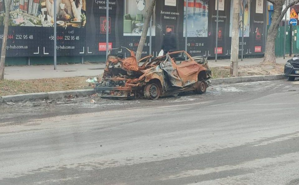 Влада Києва оголосила кампанію з очищення міста від пошкоджених обстрілами авто ФОТО: понівечене обстрілами авто / КМДА