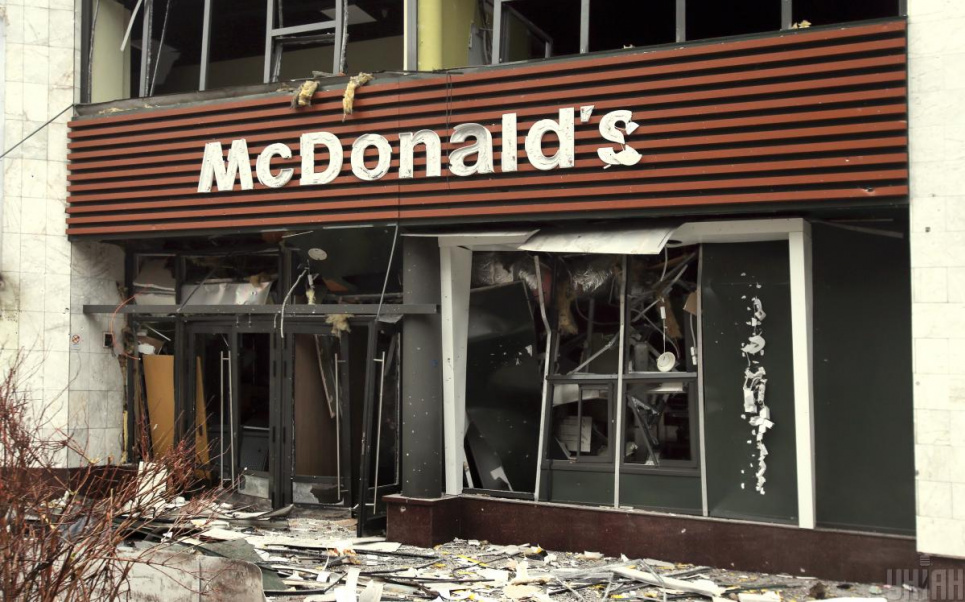 Знаковий McDonald's на Лук'янівці в Києві пошкоджено російським ракетним ударом Історичний McDonald's у Києві постраждав від російського ракетного удару. Фото УНІАН, Олександр Синиця