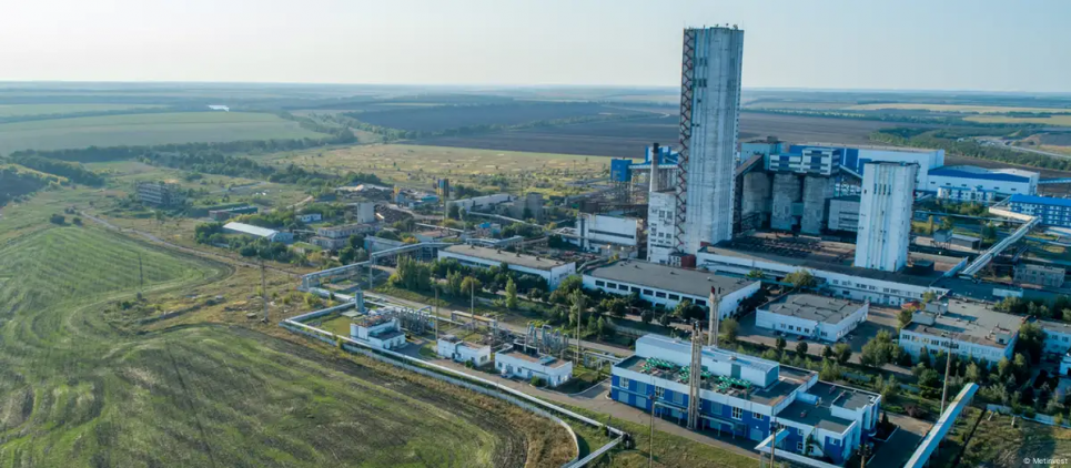 «Можемо втратити майже половину виробництва сталі»: які наслідки матиме зупинка Покровської шахти Шахтоуправління «Покровське» поблизу села Удачне. Фото: Metinvest