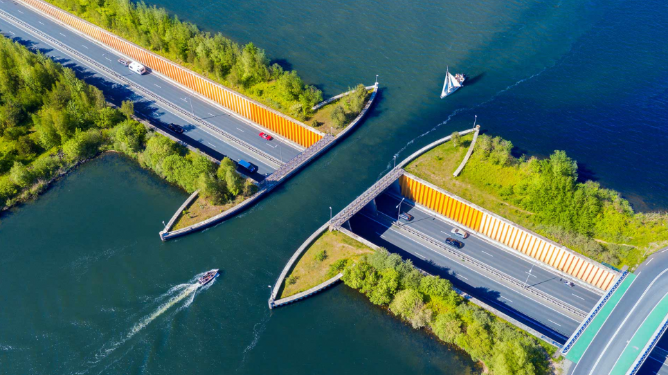 ФОТО: Міст-транспортна розв'язка Veluwemeer Aqueduct у Нідерландах
/ Reuters