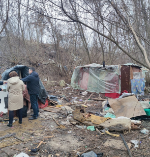 Родина з п'ятьма дітьми опинилася на межі виживання в примітивному помешканні серед лісосмуги