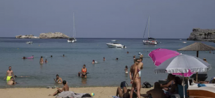 Басейни грецьких готелів наповнюватимуть морською водою: чому дехто виступає проти цього плану економії? Туристи насолоджуються морем і сонцем на острові Родос. Фото: AP Photo/Petros Giannakouris
