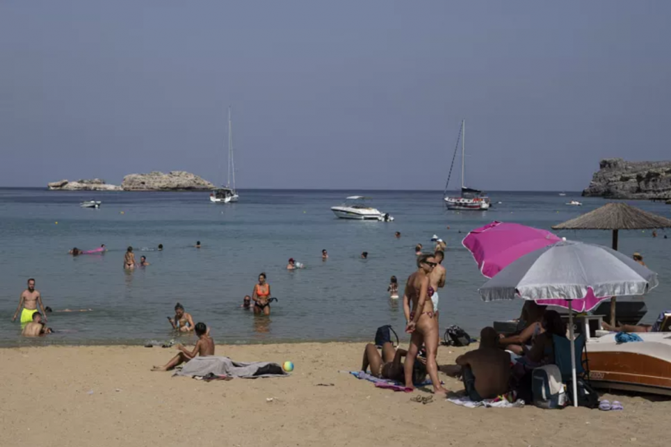 Чи можна пісяти в солоне море та інші водойми Фото: AP Photo/Petros Giannakouris