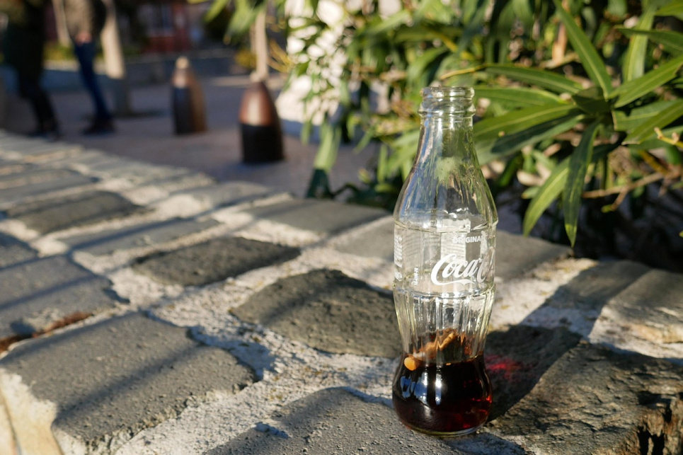 Coca-Cola отзывает миллионы напитков в Европе из-за опасного вещества Масштабный отзыв продукции Coca-Cola в Европе из-за опасной примеси