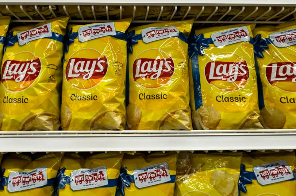 Алергікам не чіпати: у США відкликають партію чипсів Lay's, в які потрапило молоко Фото: чипси Lay's у США / The New York Times