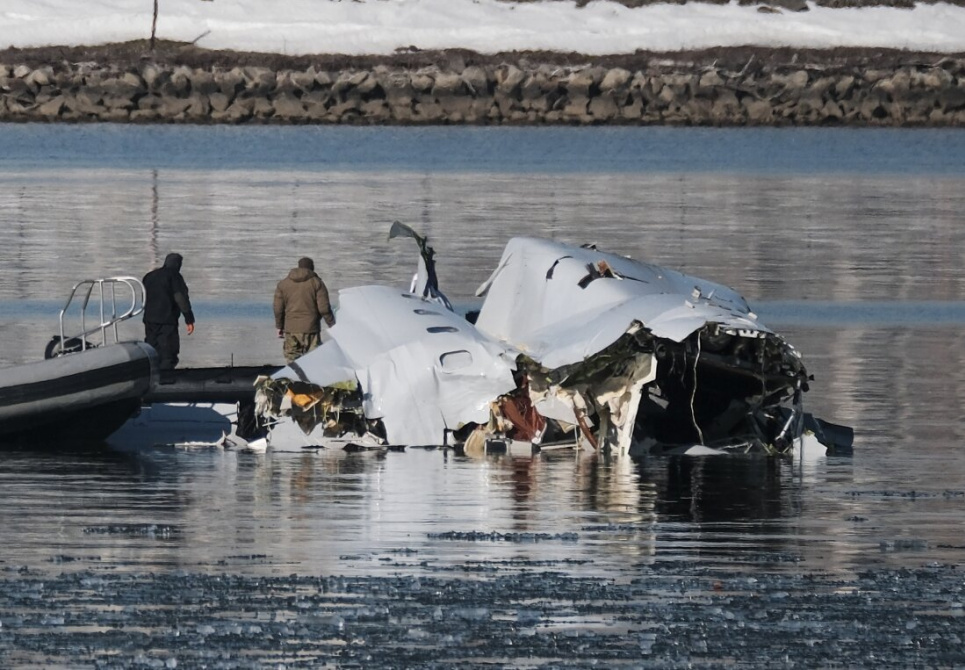 Фото: фрагменти регіонального пасажирського літака Bombardier CRJ700, що потрапив в авіакатастрофу поблизу Вашингтона / npr.org