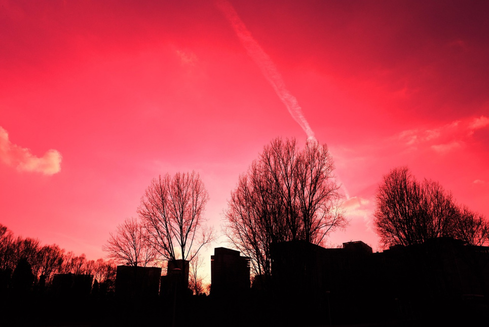 Красное небо как природный барометр: научное объяснение и народные приметы Красное небо на рассвете и закате: что означает это явление и как оно помогает предсказать погоду. Фото: Mabel Amber, who will one day / Pixabay