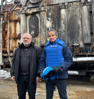 Фото: Рафаель Гроссі, генеральний директор МАГАТЕ і Герман Галущенко, міністр енергетики України під час відвідання пошкодженого енергооб'єкту / x.com/rafaelmgrossi