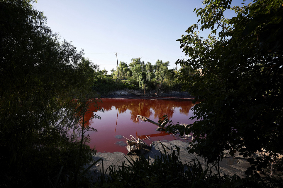 Канал у Буенос-Айресі став криваво-червоним: явище не на жарт налякало місцевих жителів Вода в каналі Саранді, що впадає в затоку Ла-Плата, з невідомих причин забарвилася в червоний. Буенос-Айрес, Аргентина, 6 лютого 2025 року. Фото: Reuters