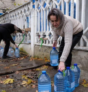 Гігієна без води: поради ЦГЗ щодо запасу води (13-15 л/добу на особу), використання антисептиків (60-80% спирту) та організації запасів засобів гігієни