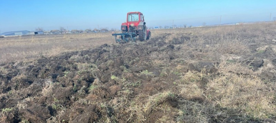 В Одесской области разоблачен факт незаконной распашки земли в водоохранной зоне Полиция разоблачила незаконное распахивание земельного участка возле озера Сасык. Фото: Нацполиция