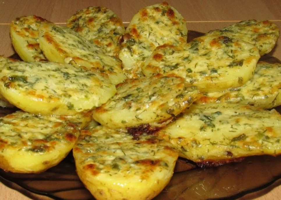 Картопля під часниковим соусом — рецепт, який мусить бути у записнику кожної господині Фото: Максим Нікітін