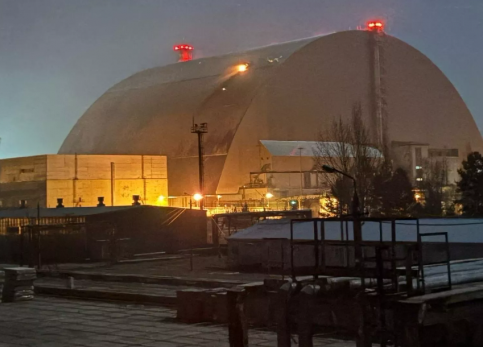 На ЧАЕС попередили про ймовірність витоку радіації після російської атаки Фото: Чорнобильська АЕС після російської атаки / nikvesti.com