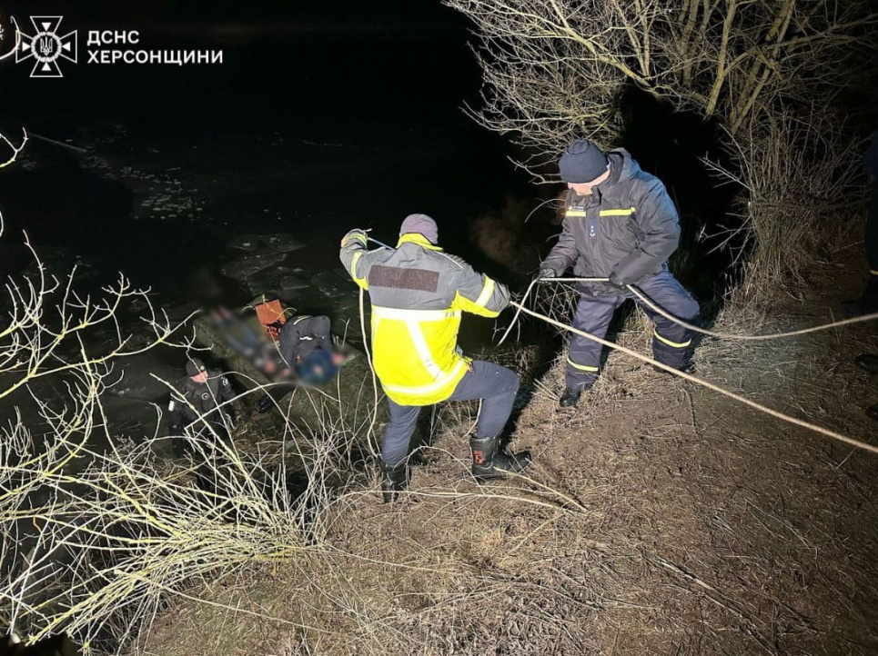 Тіла двох дітей, які провалилися під лід на Херсонщині, витягли рятувальники Фото: ДСНС