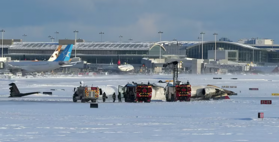 Попередження про швидке зниження спрацювало на рейсі DL4819, що перекинувся в Торонто Фото: пасажирський літак Mitsubishi CRJ-900LR з 80 людьми на борту перекинувся в аеропорту Торонто / ABC news