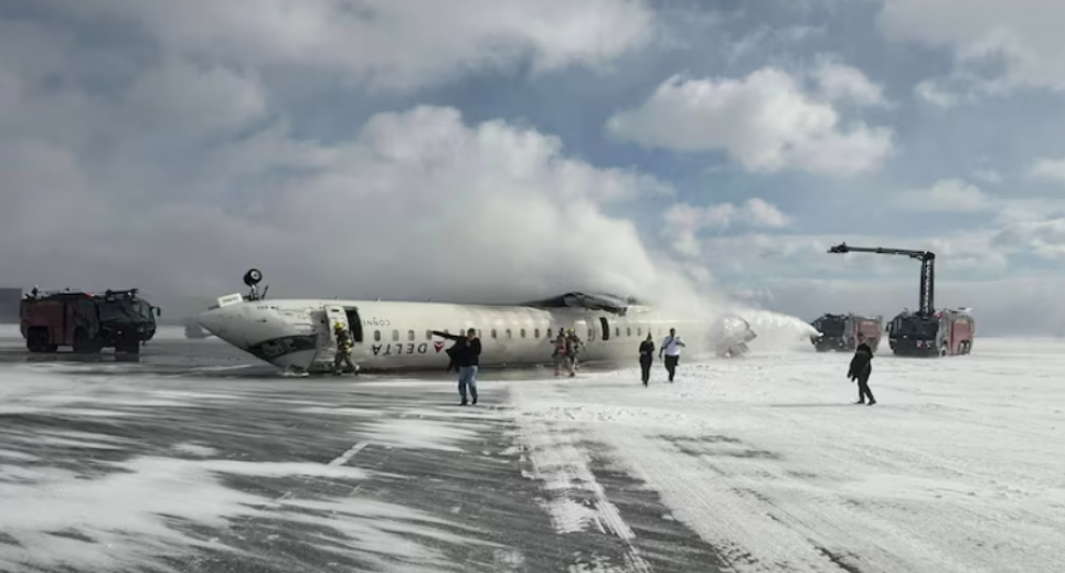 Фото: Пасажирський літак Mitsubishi CRJ-900LR з 80 людьми на борту перекинувся в аеропорту Торонто / ABC news