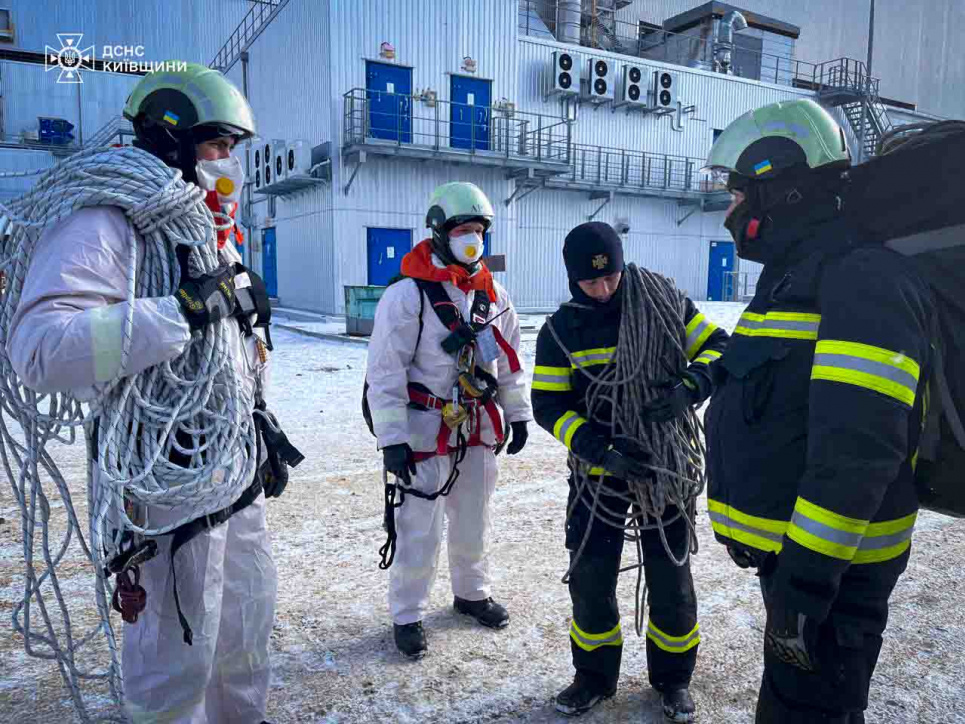 Вдалося загасити: саркофаг на ЧАЕС більше не тліє після удару російського дрона Фото: ліквідація наслідків атаки рф на ЧАЕС / ДСНС
