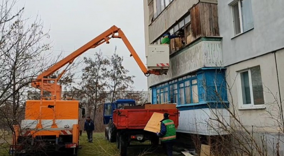 86-річну жінку знайшли під купою сміття у власній квартирі на Дніпропетровщині У Павлограді літню жінку знайшли під купою сміття